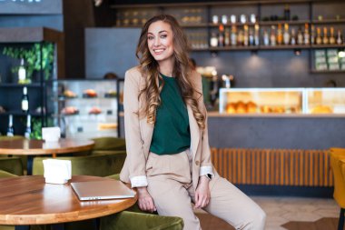 Restoranda Bar Tezgahı Kafkasyalı Kafkasyalı Kadın İş Adamları Masasında Dizüstü bilgisayarlı Şık Giyimli Restoran sahibi