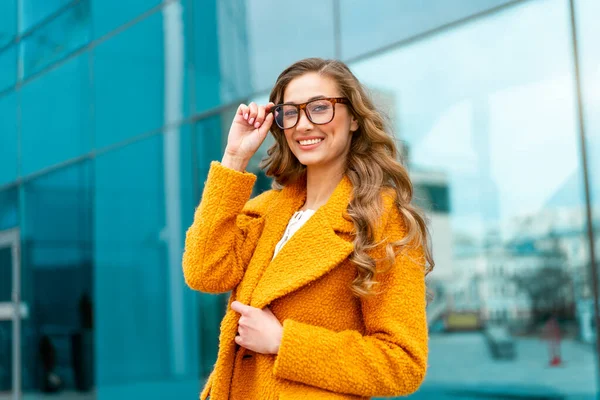 Business Woman Dressed Yellow Coat Standing Outdoors Corporative Building Background — Stock Photo, Image