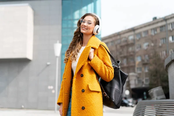 Donna Indossare Occhiali Ascoltare Musica Cuffia Camminare All Aperto Città — Foto Stock