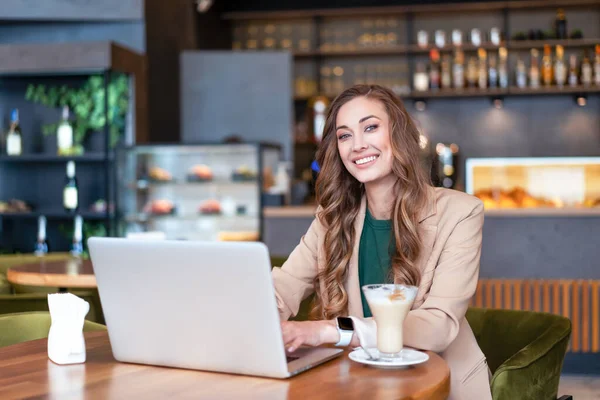 Business Woman Restoran Sahibi Çin Lokantası Nda Kafkasyalı Kadın Adamı — Stok fotoğraf