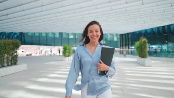 Businesswoman Successful Woman Business Person Walking Outdoor Corporate Building Exterior — 비디오
