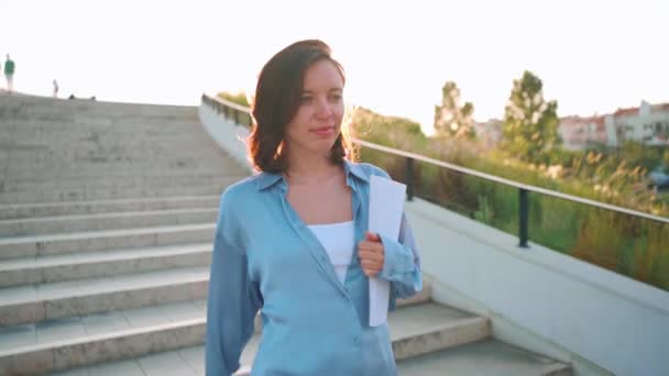 Businesswoman Successful Woman Business Person Walking Outdoor Sunny Summer Day — Stok video