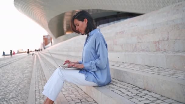Podnikatelka Používá Notebook Venkovní Posezení Schody Městském Nábřeží Běloška Žena — Stock video