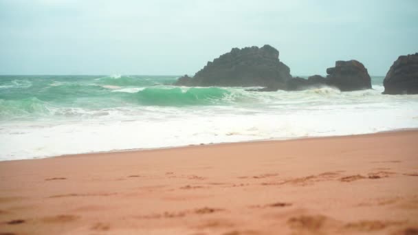 Океанський Дикий Пляж Штормову Погоду Піщаний Пляж Praia Adraga Мальовничим — стокове відео