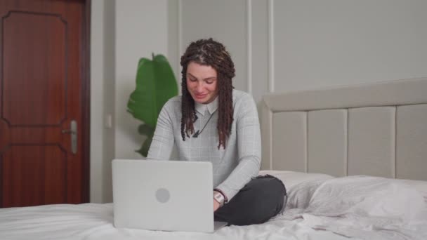 Footage Young Pretty Woman Dreadlocks Working Laptop Bed Home Cozy — Stock Video