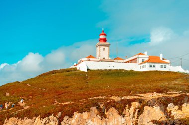 Cabo da Roca Deniz Feneri manzarası. Sintra, Portekiz. Portekiz Farol de Cabo da Roca Avrasya 'nın en batı noktasında bulunan bir pelerindir. Güneşli bir yaz günü. Bulutlu gökyüzü