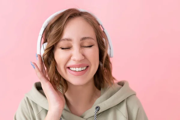 Szczęśliwy Zęby Uśmiech Kobieta Słuchać Muzyki Słuchawki Biały Kobieta Cieszyć — Zdjęcie stockowe