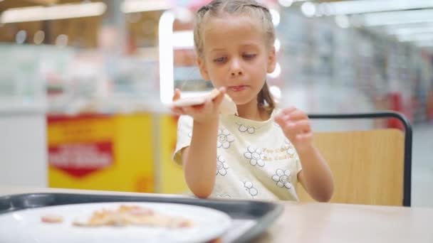 Kind Eet Pizza Zittend Tafel Bij Food Court Supermarkt Klein — Stockvideo