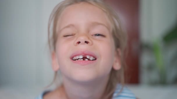 Gelukkig Kind Lacht Met Zijn Tanden Camera Schattig Klein Meisje — Stockvideo