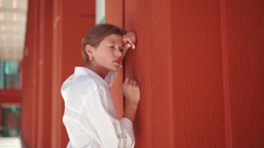 Üzüntüsüyle başa çıkmaya çalışan mutsuz depresyonlu bir kadın. Düşük yaptı ve kaybetti. Duvara yaslanan güzel üzgün beyaz kadın. Büyük şehirde yalnızlık. İşsiz konsept. Hayal kırıklığına uğramış 30 'lu yaşlardaki kadın