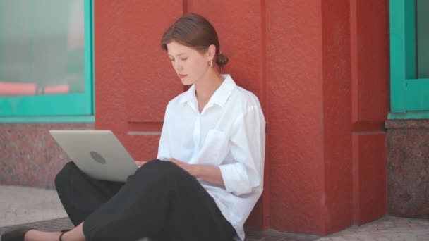 Bizneswoman Kobieta Sukcesu Business Person Użyj Podłogi Siedzenia Laptopie Lotus — Wideo stockowe