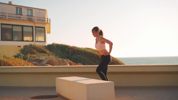 Nce Kadın Fitness Adım Atlama Egzersizi Dışarıda Spor Salonunda Antreman — Stok video