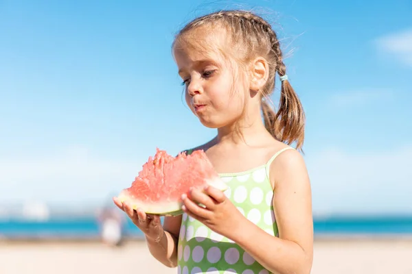 Grappig Klein Meisje Eet Watermeloen Zonnige Zomerdag Het Strand Van — Stockfoto