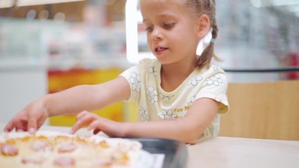 Çocuk Süpermarketteki Yemek Katında Masada Oturmuş Pizza Yiyor Küçük Kız — Stok video