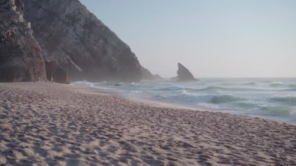 海洋野生海滩暴风雨天气 普拉亚达阿德拉加沙滩风景秀丽的背景 辛特拉卡斯凯斯 葡萄牙手持效果 蓝色能源和清澈海水的活力 — 图库视频影像