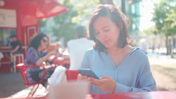 Wanita Cantik Duduk Kantin Luar Ruangan Menggunakan Smartphone Chatting Dengan — Stok Video