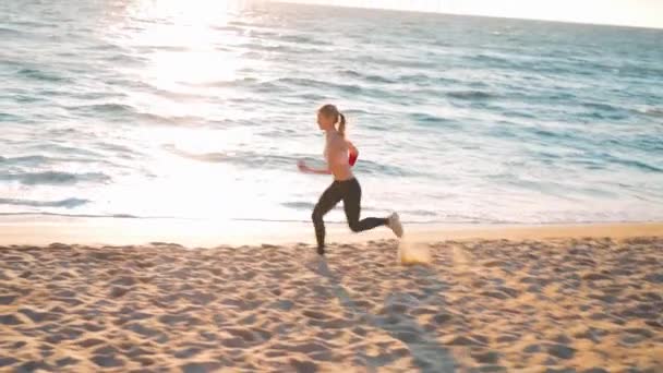 Deportiva Mujer Rubia Corriendo Playa Del Océano Joven Hembra Caucásica — Vídeos de Stock