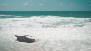 Atlantik okyanusu. Fırtınalı bir yaz günü Kayalık sahilde büyük bir deniz dalgası. Beaty doğada. Dramatik deniz manzarası