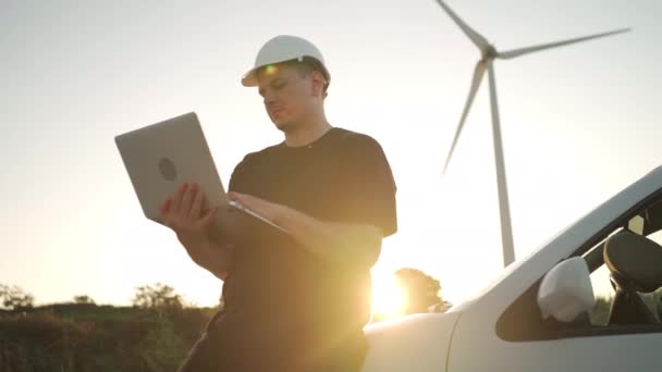 Technician Engineer Working Wind Turbine Using Laptop Computer Worker Operator — Stockvideo