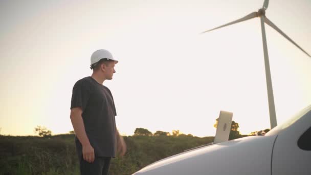 Technician Engineer Working Wind Turbine Using Laptop Computer Worker Operator — Vídeo de stock