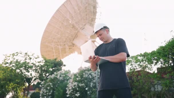 Engineer Testing Earth Based Astronomical Radio Telescope Use Laptop Radio — Stock video