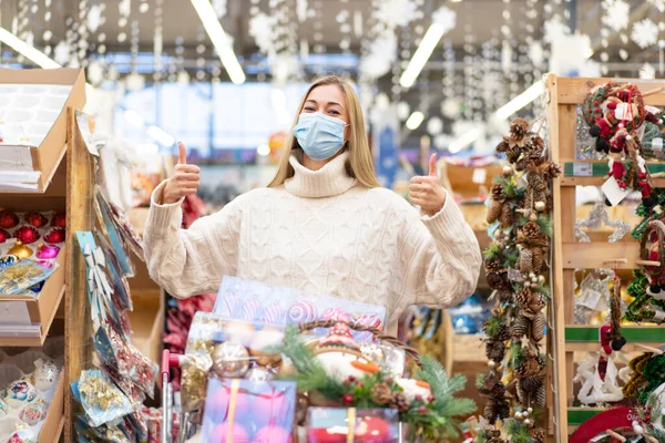 Karácsonyi Vásárlás Kosár Vásárlás Védő Orvosi Maszk Nézi Karácsonyi Dísz — Stock Fotó