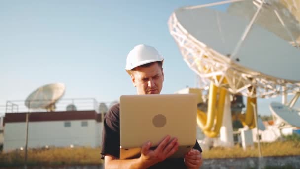 Engineer Testing Earth Based Astronomical Radio Telescope Use Laptop Radio — Vídeo de Stock