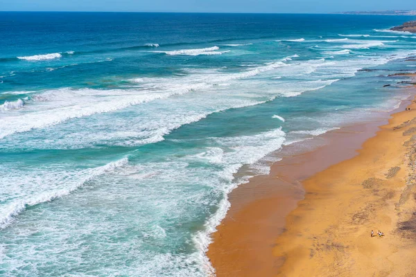 波とターコイズブルーの水で熱帯砂のビーチや海の空中ビュー ポルトガルの大西洋の海のビーチで晴れた日 — ストック写真