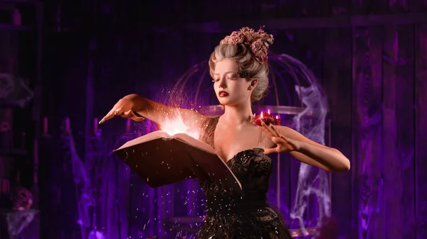 Affascinante Donna Strega Fiori Capelli Vintage Abito Nero Con Libro — Foto Stock