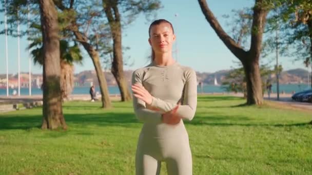 Sportswoman Standing Summer Park Morning Workout Arms Crossed Looking Camera — Wideo stockowe