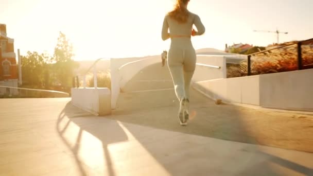Shot Young Woman Sportswear Confidently Running Pedestrian Bridge Summer City — Vídeos de Stock