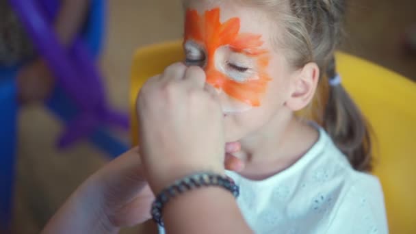 Çocuklar Boyayla Yüzleşir Çocuklar Için Düzenlenen Karnaval Partisinde Küçük Bir — Stok video