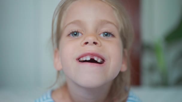 Gelukkig Kind Lacht Met Zijn Tanden Camera Schattig Klein Meisje — Stockvideo