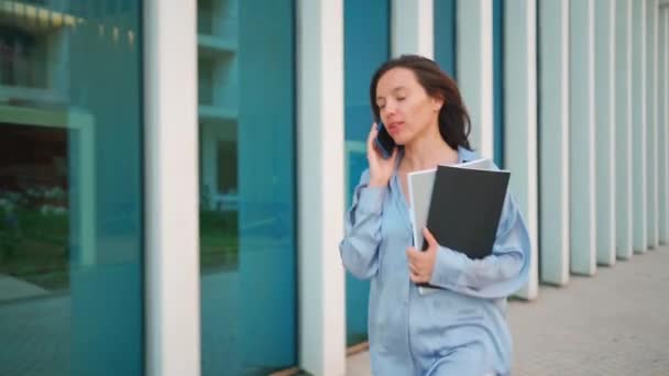 Occupato Giovane Donna Office Worker Esecuzione Strada Mentre Parla Smartphone — Video Stock