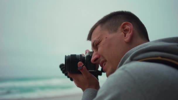 Hipster Traveler Photographer Takes Photo Beautiful Atlantic Ocean Landscape Professional — Stockvideo