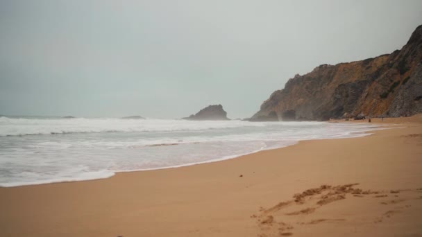 Ocean Wild Beach Stormy Weather Dusk Time Praia Adraga Sandy — Vídeo de Stock