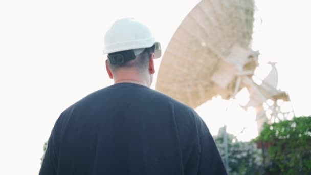 Инженер Ищущий Земной Астрономический Радиотелескоп Радиотелескопы Используемые Науке Наблюдения Космосом — стоковое видео