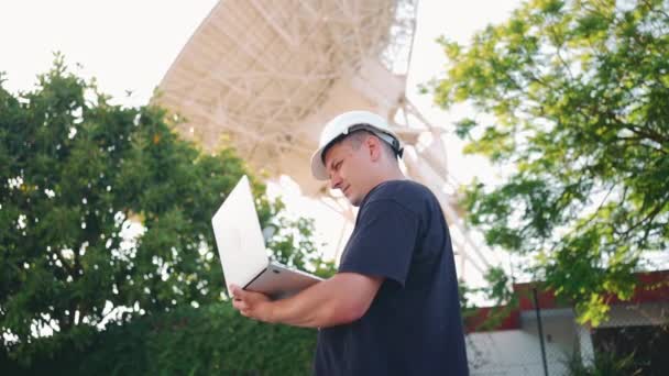 Engineer Testing Earth Based Astronomical Radio Telescope Use Laptop Radio — 图库视频影像