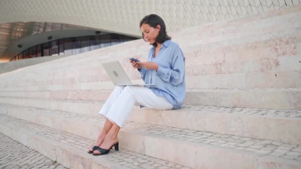 Kobieta Student Używać Smartfona Laptopa Nauki Online Świeżym Powietrzu Siedzi — Wideo stockowe