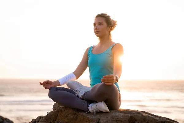 Mujer Practica Yoga Loto Posar Meditación Con Vacaciones Verano Playa — Foto de Stock