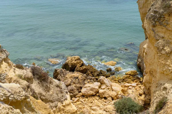 崖と大西洋の海の景色 ポルトガル ロカでの大西洋岸の眺め 夏の日 海辺だ 海岸線だ 美しい風景 — ストック写真