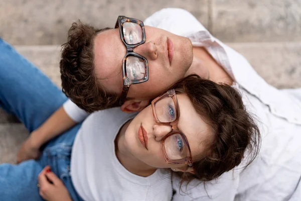 Portrait Two Attractive Students Man Woman Wearing Stylish Glasses Sitting — Stok fotoğraf