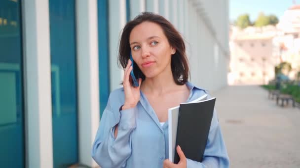 Ενθουσιασμένος Καυκάσιος Επιχειρηματίας Στέκεται Κοντά Στο Κτίριο Γραφείων Έχουν Τηλεφωνική — Αρχείο Βίντεο