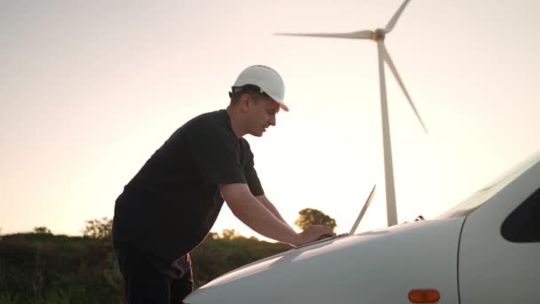 Technician Engineer Working Wind Turbine Using Laptop Computer Worker Operator — Stok video