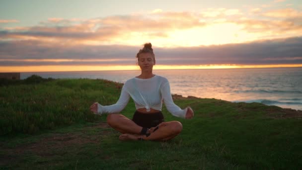 Yoga Frau Praktiziert Yoga Und Meditiert Lotusposition Strand Meer Sonnenuntergang — Stockvideo