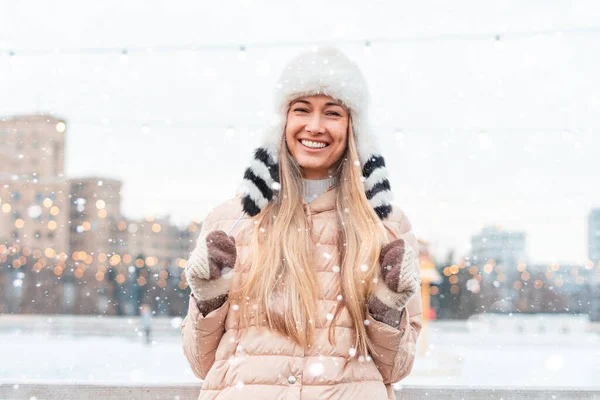 Щасливий Зимовий Час Великому Місті Чарівна Дівчина Стоїть Вулиці Одягнена — стокове фото