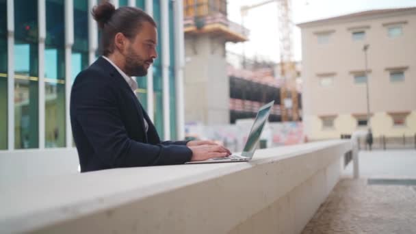 Hispanic Businessman Standing Laptop Working Remote Distant Job Outdoors Office — Vídeo de stock