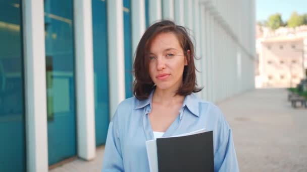 Foto Video Businesswoman Pebisnis Wanita Kaukasia Berdiri Luar Dengan Pemegang — Stok Video