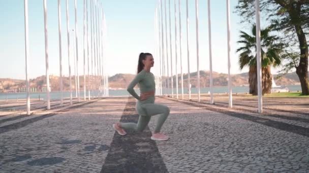 Fitness Woman 20S Sports Wear Doing Lunges Stretching Legs Summer — Vídeo de Stock