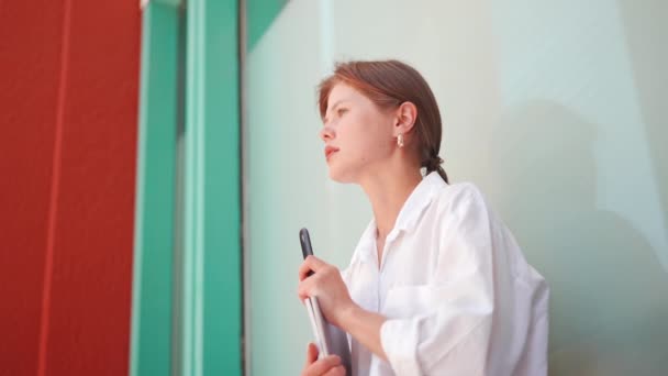 Femme Affaires Fumant Cigarette Aide Smartphone Tout Reposant Après Travail — Video